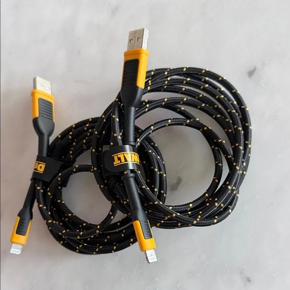 DEWALT USB/ LIGHTNING - Picture 1 of 1